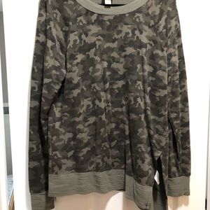 Mossimo camo flowy tunic with side slit
